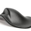 Zijaanzicht van een zwarte ergonomische HandShoeMouse van BakkerElkhuizen, met gebogen vorm en geïntegreerde knoppen