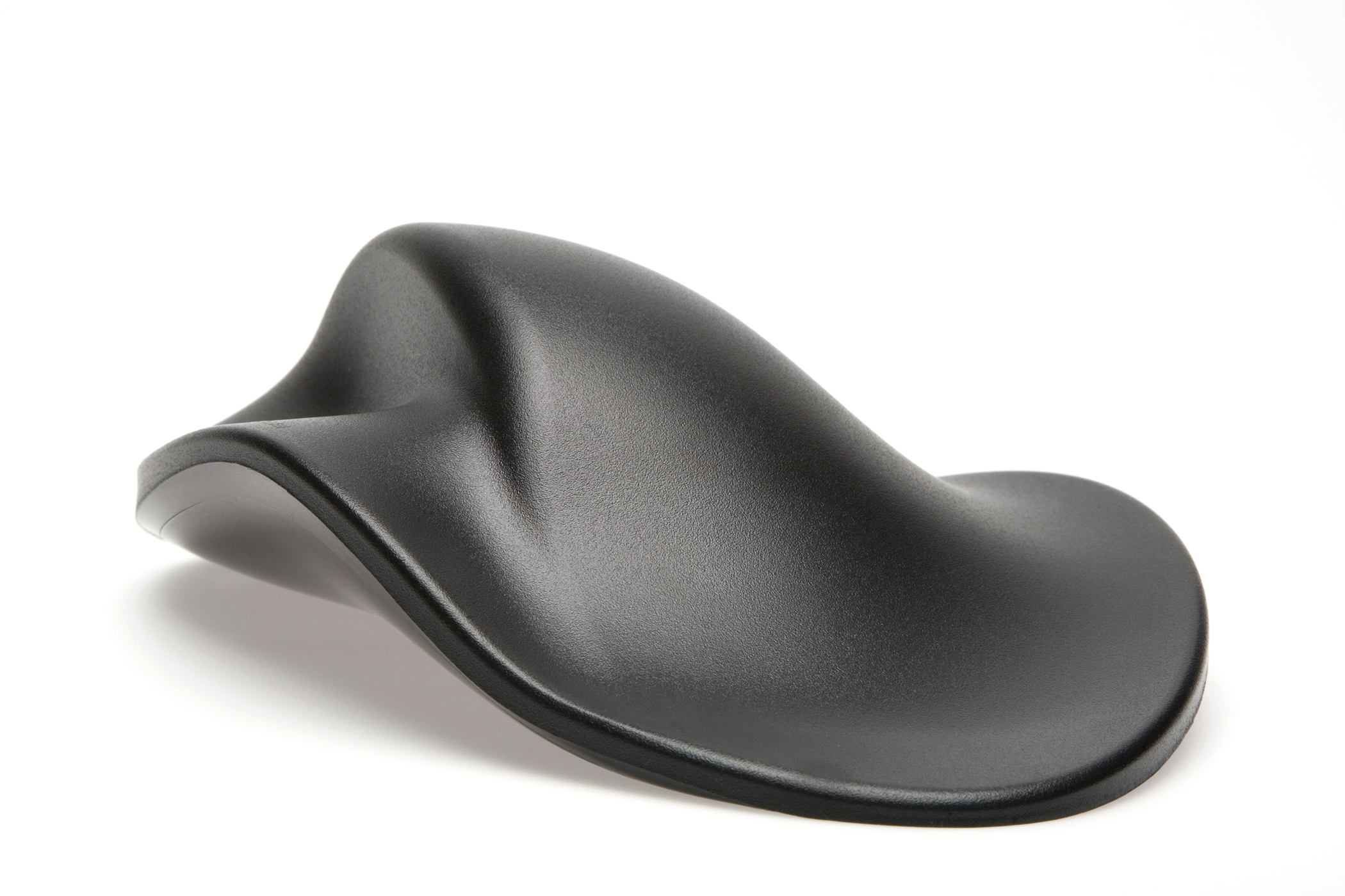 Zijaanzicht van een zwarte ergonomische HandShoeMouse van BakkerElkhuizen, met gebogen vorm en geïntegreerde knoppen