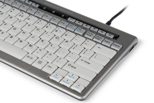Deel van compact ergonomisch toetsenbord S-board 840 van Bakker Elkhuizen met USB-aansluiting en wit design