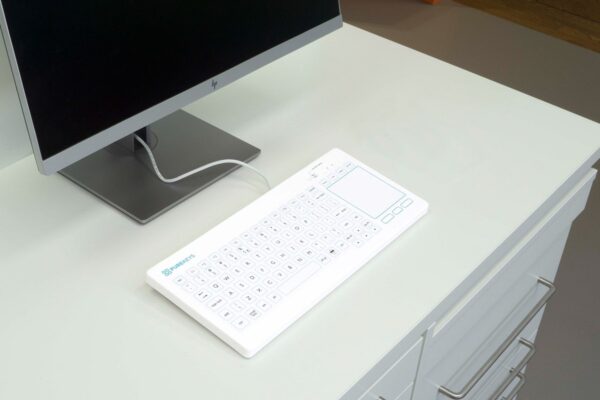 Purekeys medisch toetsenbord met touchpad met monitor op bureau